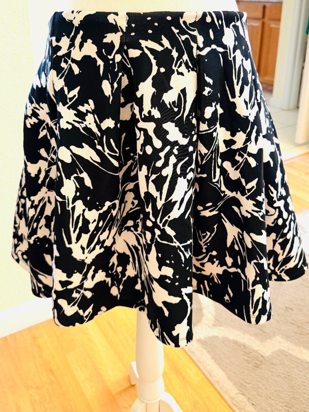 Bold black and white abstract floral print and a flared Hollister Skirt <3